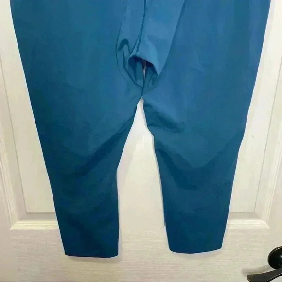Peloton Women's Teal Blue Essential
Capri Workout Leggings Size XL - Picture 2 of 7